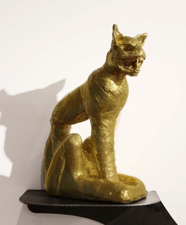 <h3> E.V. DAY</h3>
						<h4><em>Mummified Cat I</em></h4>
						2014</br>Resin cat skeleton, beeswax, 
                        elastic bandage,<br />
						powdered gold chrome</br>
						14 x 6 x 10 inches